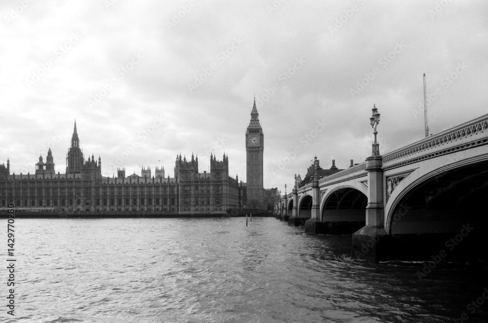Naklejka premium Vintage grainy analog view of westminster bridge and big ben in london