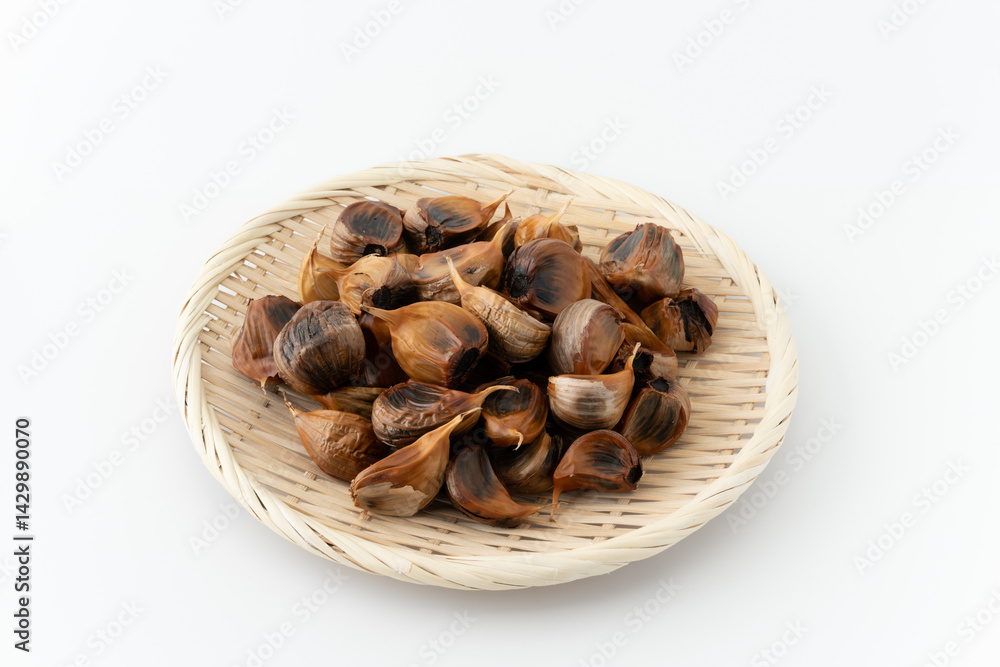 竹ざるに載せた黒にんにく(皮付き) 竹ざるに載せた黒にんにく(皮付き)