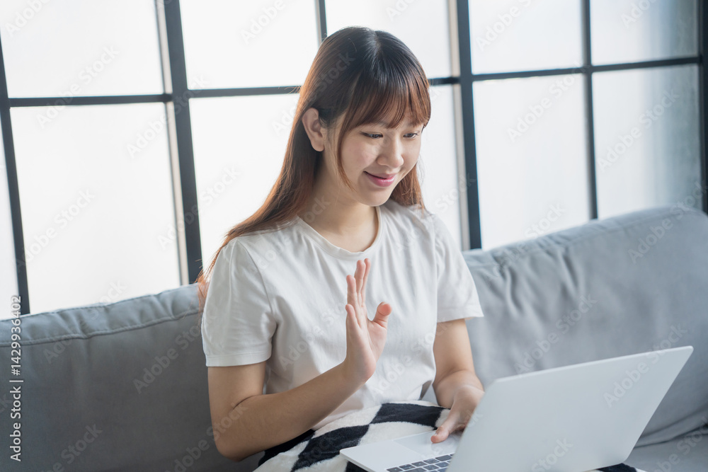 Obraz premium Asian woman video call with family by using laptop