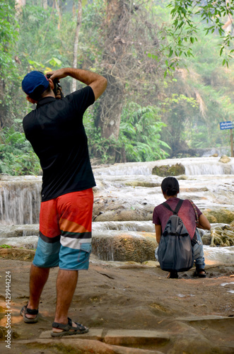 Cuadro en lienzo Traveller people travel and take photo with view of Tat Kuang Si Waterfalls