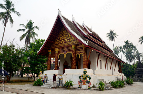 Wallpaper Mural Thai man travel and take photo Wat Wisunalat (Visoun) temple and Singhalese style Pra That Makmo Torontodigital.ca