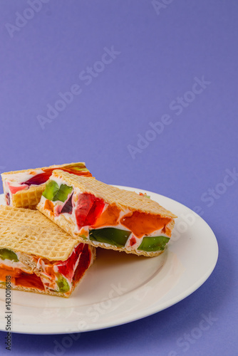 Obraz na płótnie Delightful jelly and cream waffle cake slices w salonie
