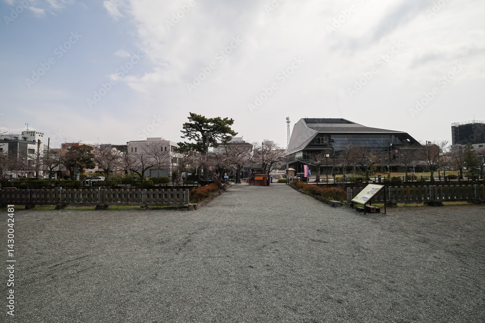 Fototapeta premium 立派な城門。 石垣や銅板で補強されていて非常に堅固。 屋根には鯱等も載っている。 日本の関東地方最大級の城、小田原城。 戦国時代(15〜16世紀)に関東一円を支配した北条氏の居城。 現代では公営の城址公園として整備されている。 本丸内資料館等、一部の有料施設以外のすべての公園部分は24時間無料で市民に公開されている。 小田原城址公園、小田原市、神奈川県-2025年3月30日