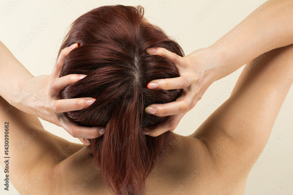 Naklejka premium 若いアジア人の女性は頭皮をマッサージしています。