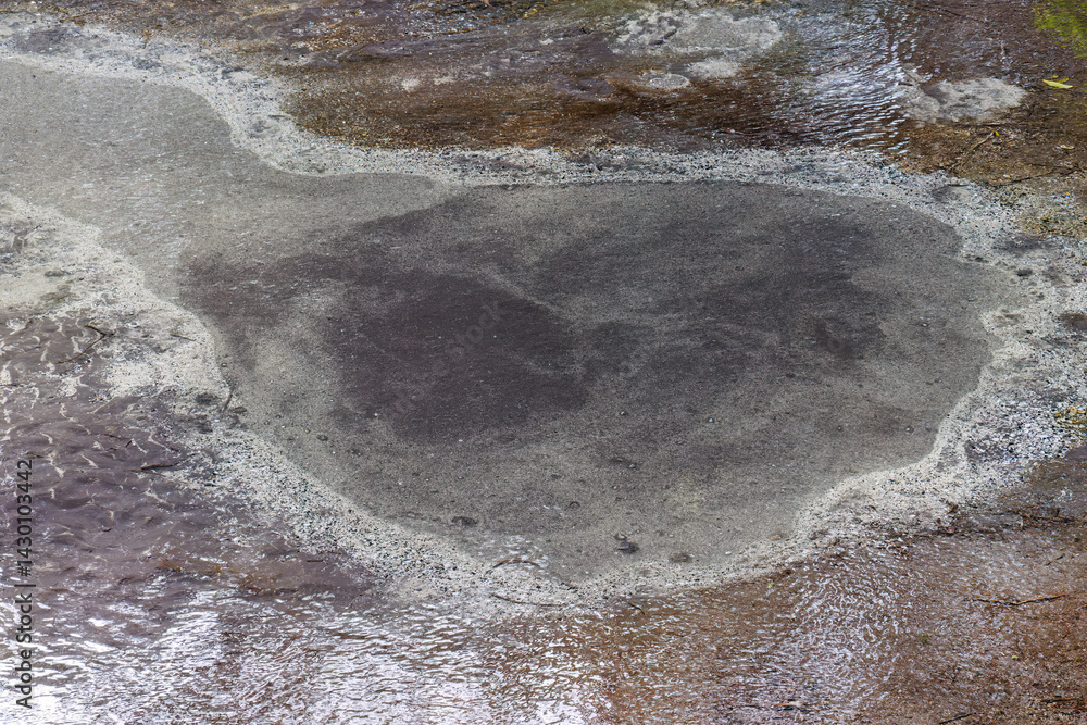 展望台から見る
富士山からの湧き水の噴出孔。
日本国指定天然記念物の柿田川。
日本三大清流と呼ばれる美しい河川。
この柿田川公園では、富士山の湧水が数多く湧き出している様子も観察できる。
柿田川湧水群、清水町、駿東郡、静岡県-2025年3月30日