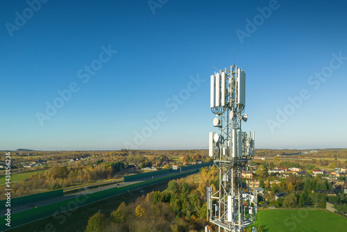 Obraz na płótnie Telecommunication antenna structure in open field w salonie
