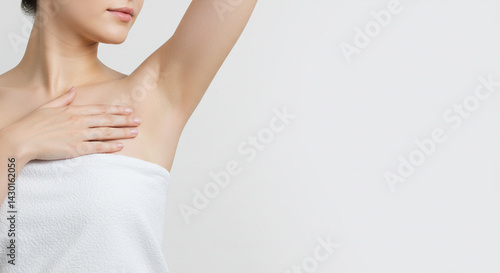 脇脱毛後の美しい肌を見せる若い女性の美容イメージ（白背景）