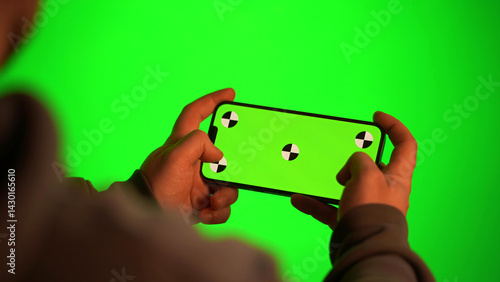 Obraz na płótnie Man sitting at home using green screen phone w salonie