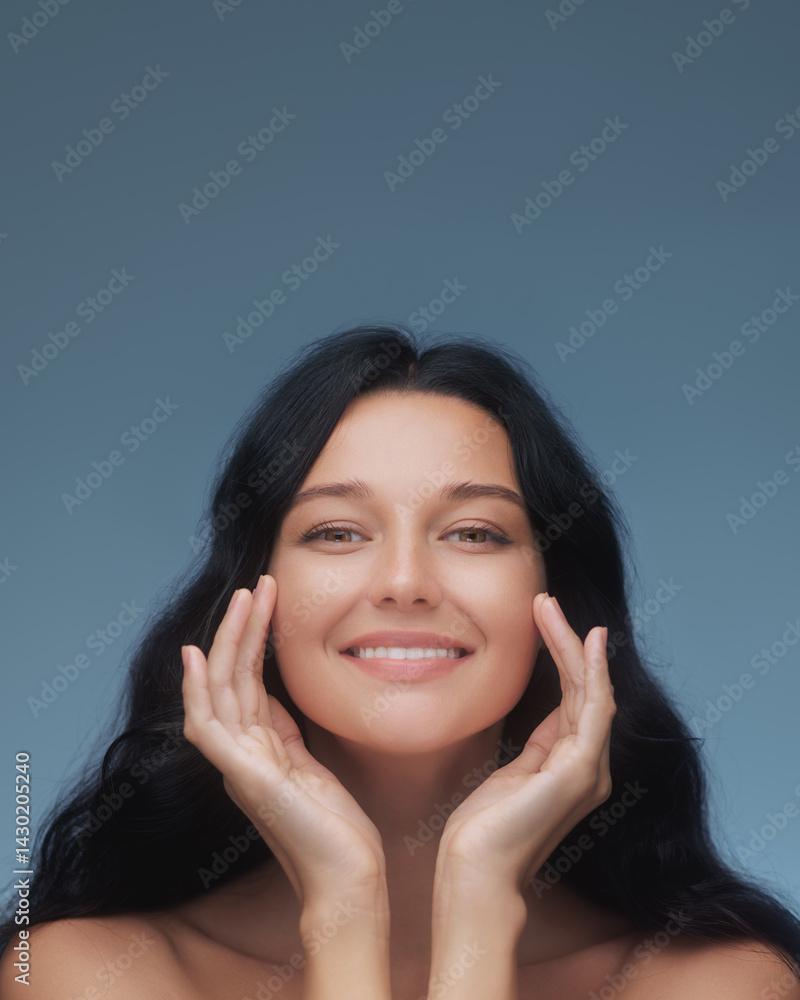 A smiling woman with perfect teeth, ideal for promoting dental clinics, orthodontic treatments, and oral hygiene products. Suitable for use in health, beauty, and dental care advertising.