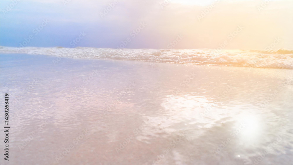 Fototapeta premium 優しい朝日と波が広がる幻想的な海辺の風景背景素材