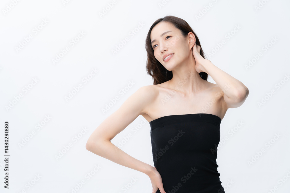 白バックのロングヘアの若い女性のビューティー 白バックのロングヘアの若い女性のビューティー