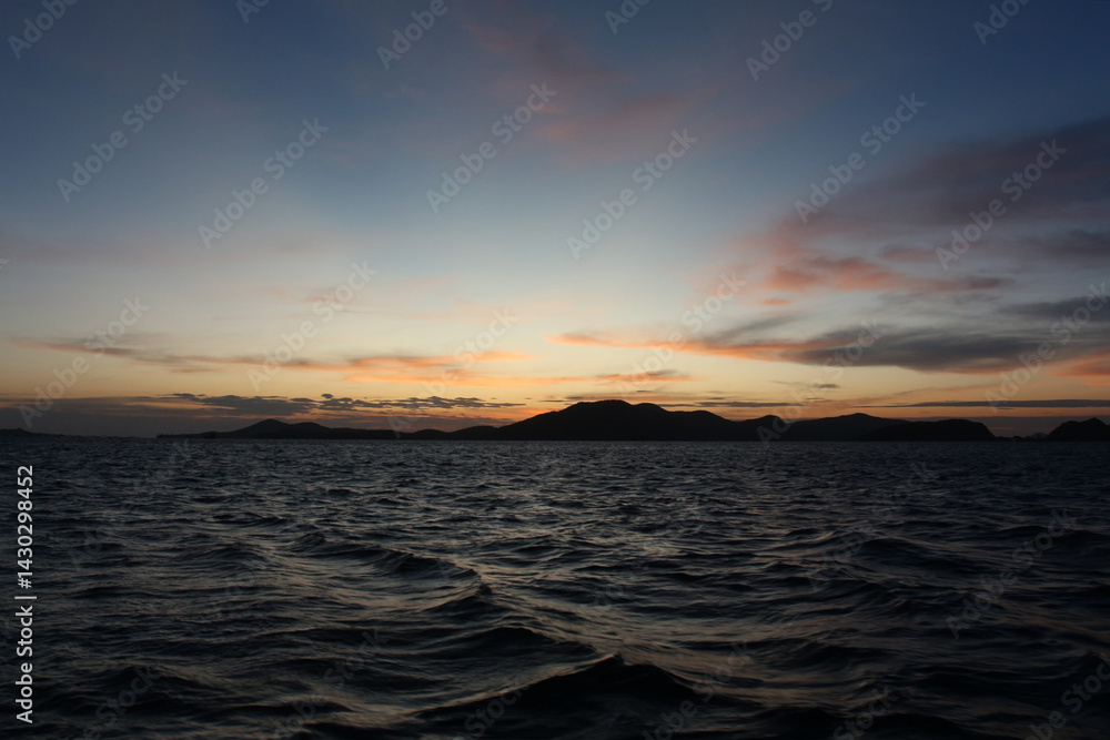 Obraz premium Sea in the morning before the sun rises.