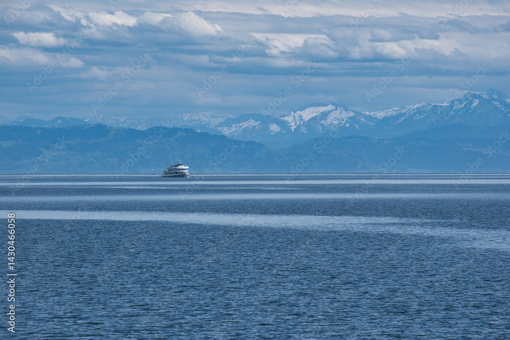 Bodensee, Schiff MS Stuttgart vor schneebedeckten Alpen
