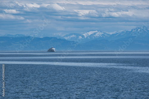 Obraz na płótnie Bodensee, Schiff MS Stuttgart vor schneebedeckten Alpen w salonie