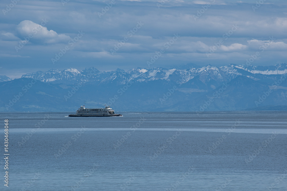 Bodensee, Autofähre vor schneebedeckten Alpen