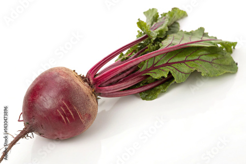 Obraz na płótnie Whole beetroot isolated on white background w salonie