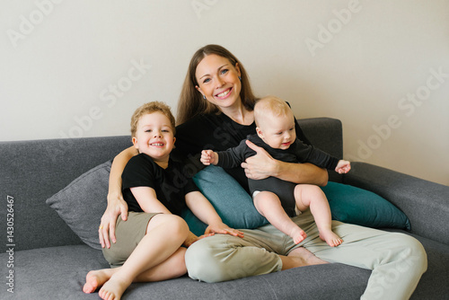 Obraz na płótnie Smiling Mother With Two Sons w salonie