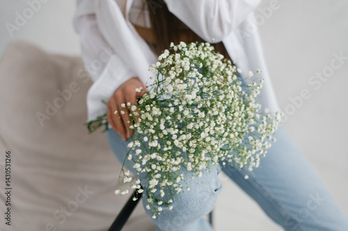 Obraz na płótnie Woman Holding White Gypsophila Flowers w salonie
