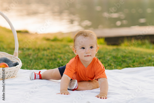 Obraz na płótnie Toddler Exploring Picnic Blanket Outdoors w salonie