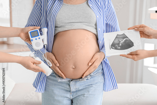 Young pregnant woman and ha...