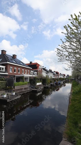 Niederländische Wohnhäuser mit Bootsanleger direkt am Kanal