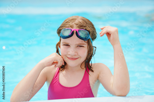 Obraz na płótnie Cute little girl wearing glasses for swimming in the pool. w salonie