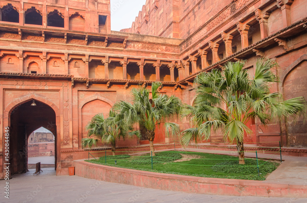 Fototapeta premium Beautiful architecture of Red Fort in Agra, Uttar Pradesh, India.