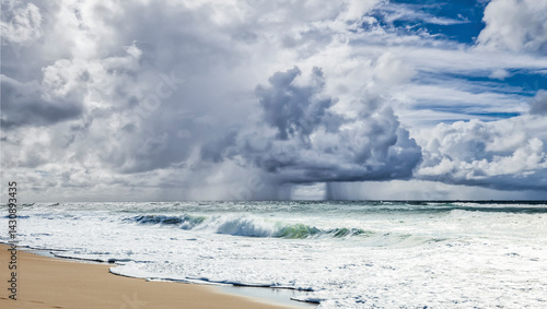 Stürmische wolken über dem Pazifik an de sunshine Coastin australien