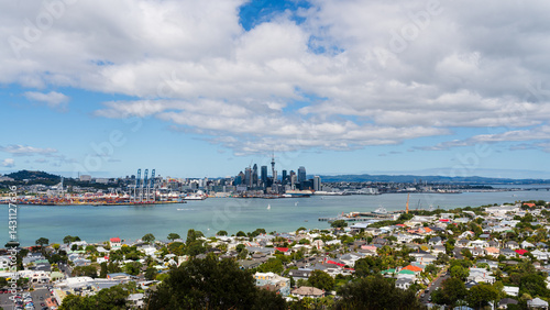Obraz na płótnie Blick auf Auckland, Neuseeland, an einem sonnigen Tag mit ein paar Wolken am Himmel w salonie