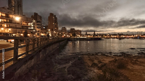 Foto Urban night cityscape scene, punta del este city, uruguay