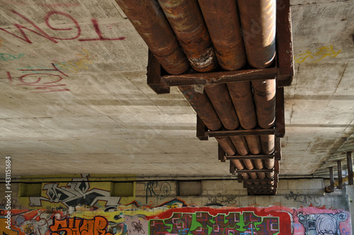 Obraz na płótnie underpass under the bridge next to the stream of the river w salonie