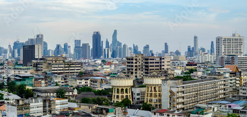 Tableau sur toile Panoramic cityscape of Bangkok with old buildings and modern skyscrapers under b