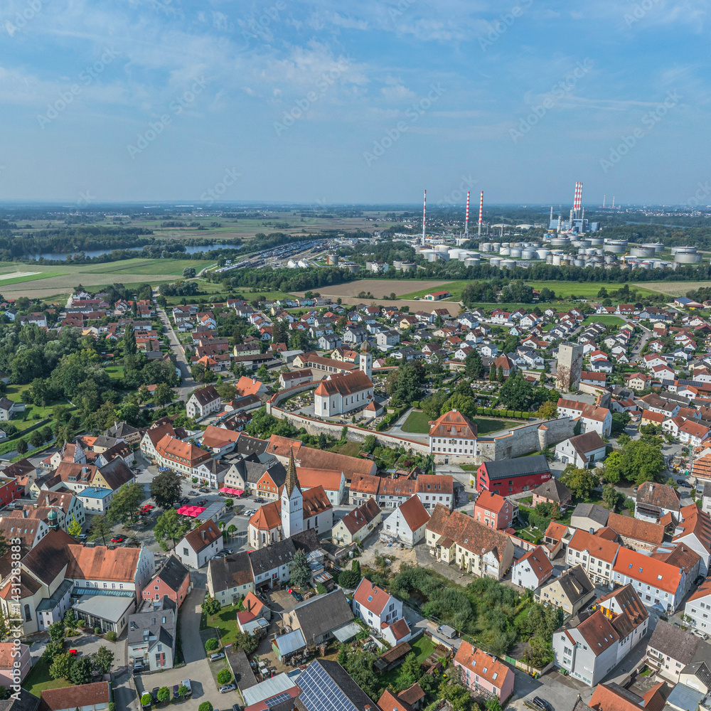 Obraz premium Sommerlicher Blick auf die Stadt Vohburg an der Donau in Oberbayern