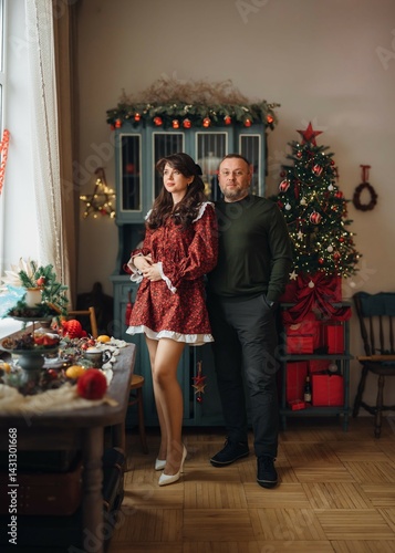 Obraz na płótnie A man and a woman in the room with Christmas decorations. w salonie