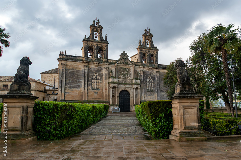 Obraz premium La imagen muestra la imponente fachada de la Basílica de Santa María de los Reales Alcázares en Úbeda, Jaén (España). Destacan sus dos torres campanario, la elaborada portada renacentista
