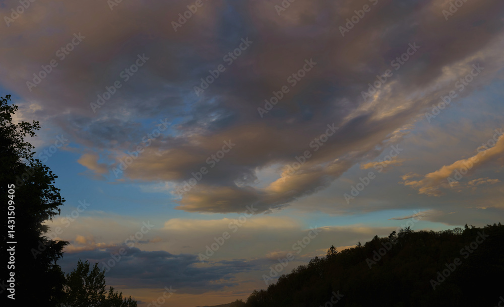 Der Abendhimmel vor Ostern leuchtet über Marburg Der Abendhimmel vor Ostern leuchtet über Marburg