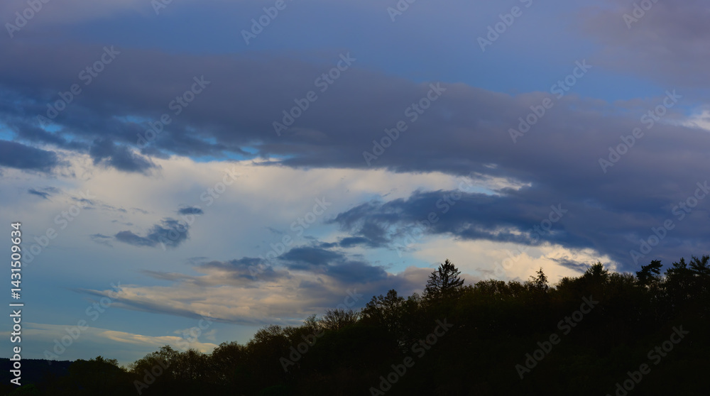 Fototapeta premium Der Abendhimmel vor Ostern leuchtet über Marburg