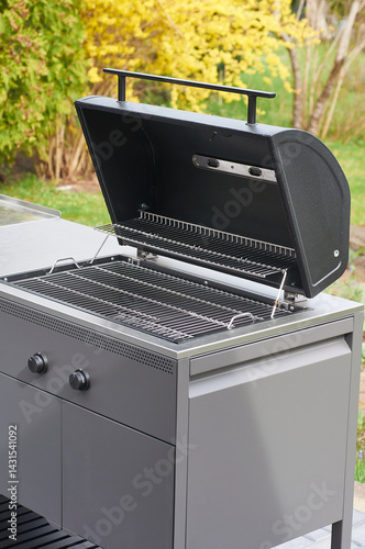 New metal barbecue with removable grill