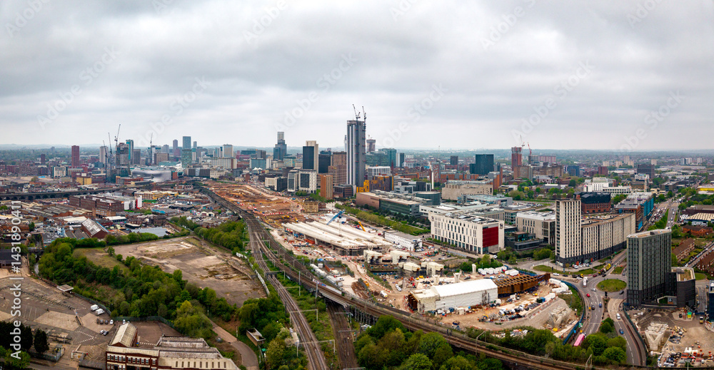 Obraz premium Aerial view of a Birmingham cityscape skyline and HS2 construction site