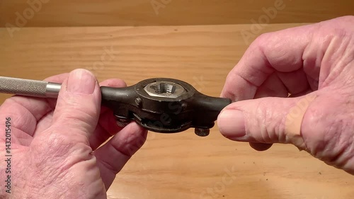 Thread die for cutting threads