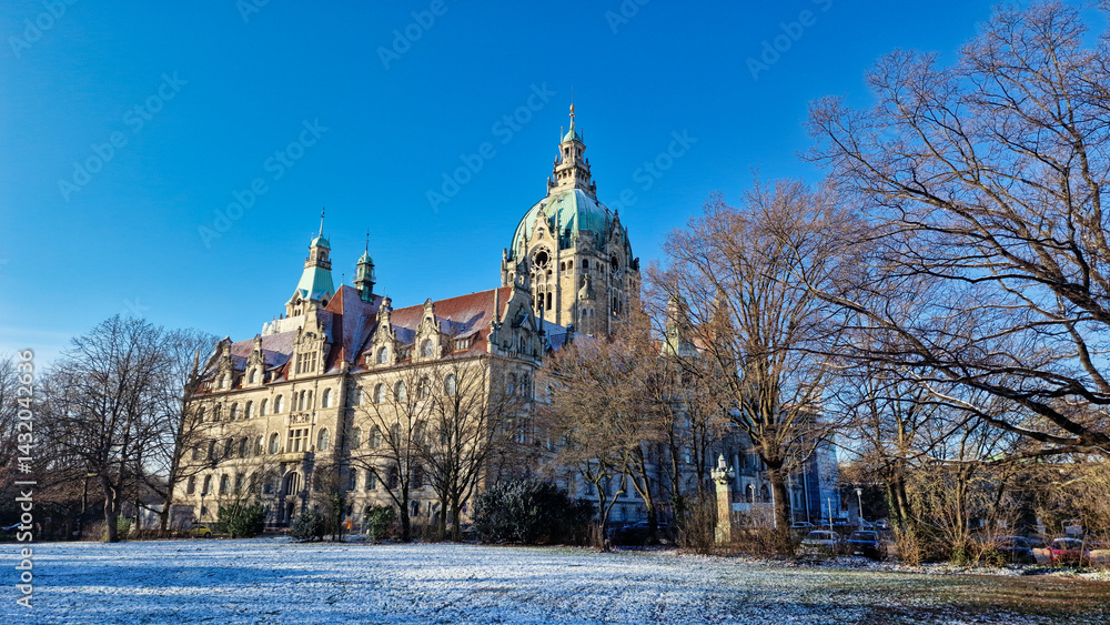 Obraz premium A stunning historical building set against a captivating winter landscape filled with snow Maschpark Hannover