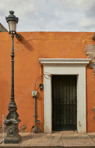 Wallpaper Mural Pasillo con arcos en edificio colonial amarillo Torontodigital.ca