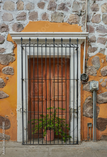 Wallpaper Mural puerta colonial con rejas en pared naranja Torontodigital.ca