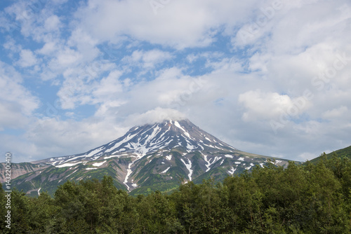 Obraz na płótnie View of the volcano. Travel and tourism on the Kamchatka Peninsula. Beautiful nature of Siberia and the Russian Far East. Vilyuchinsky Volcano (Vilyuchinskaya Sopka), Kamchatka Territory, Russia. w salonie