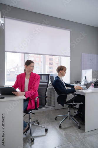 Obraz na plátně Caucasian young woman spying on colleague.