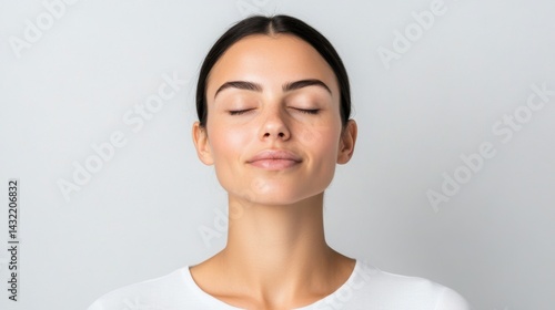 Obraz na płótnie Calm Woman with Closed Eyes in Minimalistic Background w salonie