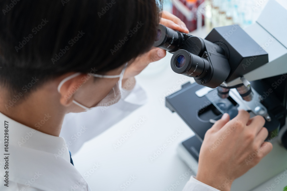 Fototapeta premium 研究所で実験をする男性研究者