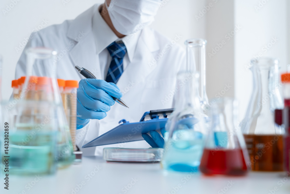 研究所で実験をする男性研究者 研究所で実験をする男性研究者