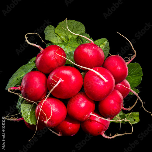 Obraz na płótnie Fresh Red Radishes with Green Leaves on Black Background w salonie