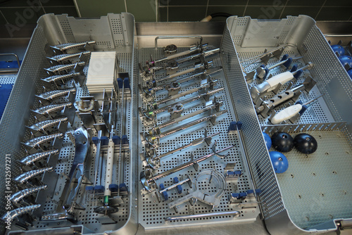 Obraz na płótnie Instrument trays for a shoulder prosthesis stand on an operating table w salonie
